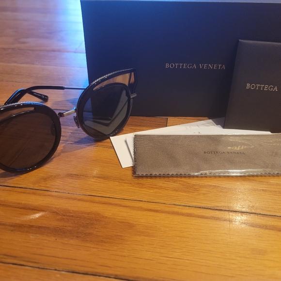 Bottega Veneta Authentic Black‑Silver Sunglasses – Luxury Designer Eyewear - Picture 3 of 3